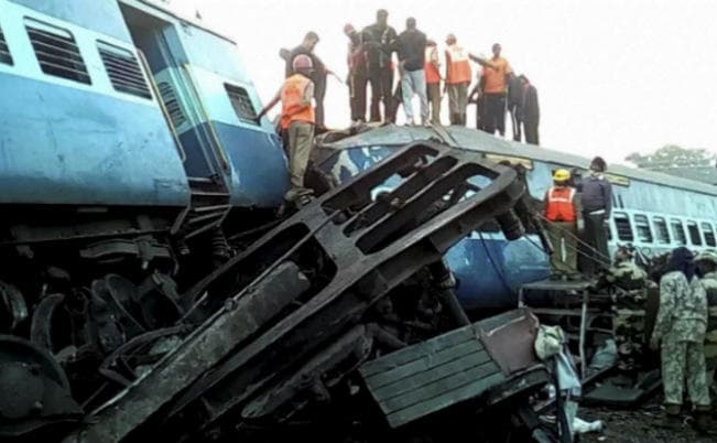 हीराखंड एक्सप्रेस ट्रेन के नौ डिब्बे पटरी से उतरे, 36 व्यक्तियों की मौत