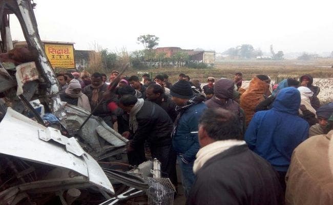 औरंगाबाद : बस ने मारा ट्रक में टक्कर, 4 की मौत और दर्जनों घायल