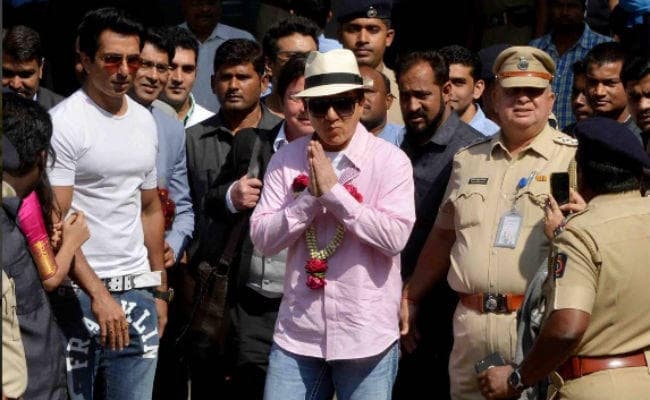 मुंबई पहुंचे सुपरस्‍टार जैकी चैन, सलमान-कपिल से मिलने की ख्‍वाहिश...