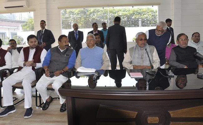 महागठबंधन की सरकार एकजुट, भ्रम फैलाने वालों से सचेत रहने की जरूरत : नीतीश