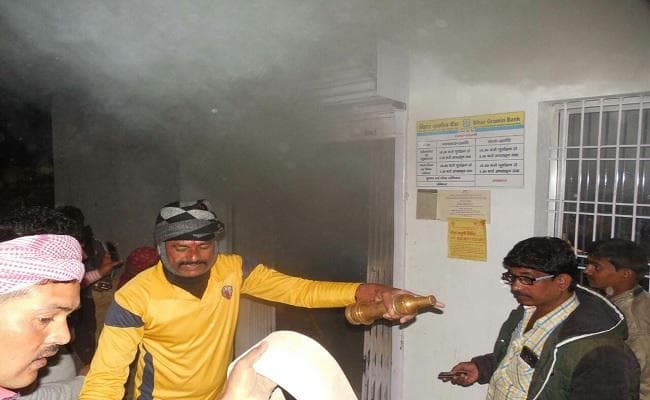 बिहार : शेखपुरा में ग्रामीण बैंक की शाखा में लगी भीषण आग, लाखों का नुकसान