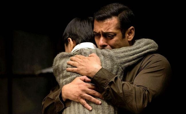 कौन है ये बच्‍चा, जिसे गले लगाकर रो पड़े सलमान खान!