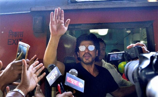 अब सनी लियोनी भी कर रही हैं ''रईस'' शाहरुख संग ट्रेन में सफर, फैंस से की ये अपील