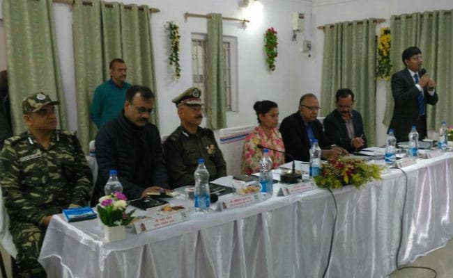 डीजीपी का नक्सलियों को दो टूक :  जिन्हें लड़ना नहीं, वे बाहर आएं, बाकी को लड़ायेंगे