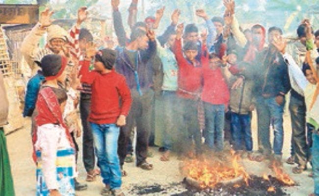शराब पीने से मना किया, तो होटल कर्मी पर चाशनी फेंकी