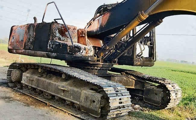 नक्सलियों ने सासाराम में दो जेसीबी मशीनों को किया आग के हवाले