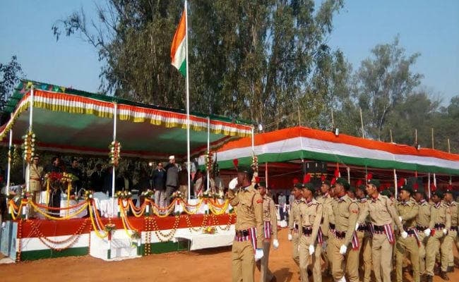 दुमका में सीएम रघुवर दास ने किया ध्वजारोहण कहा- कृषि सरकार की सर्वोच्च प्राथमिकता