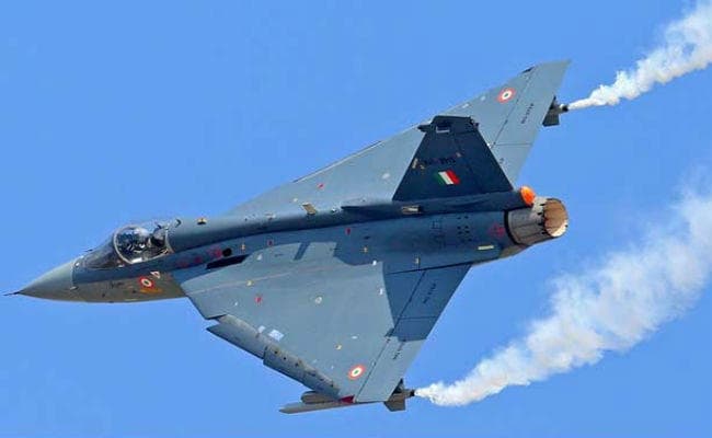 नौसेना को चाहिए 57 बहुउद्देश्यीय लड़ाकू विमान, निकाला टेंडर