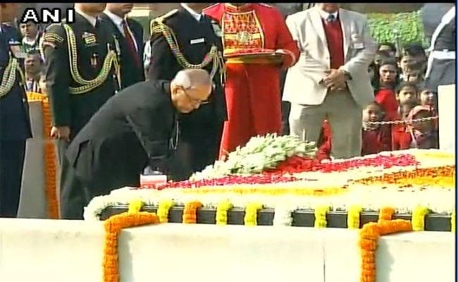 महात्मा गांधी की पुण्यतिथि पर श्रद्धांजलि देने पहुंचे राष्ट्रपति और प्रधानमंत्री