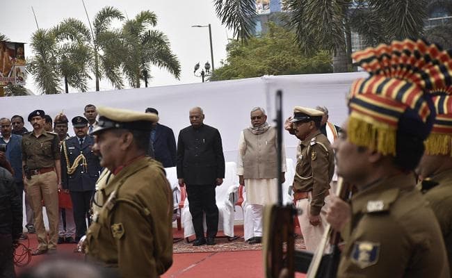 राज्यपाल रामनाथ कोविंद और मुख्यमंत्री नीतीश ने राष्ट्रपिता महात्मा गांधी को श्रद्धांजलि अर्पित की