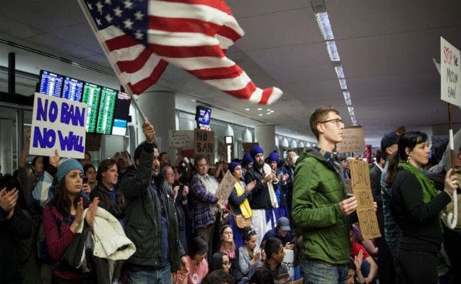 ब्रिटेन: ट्रंप के वीजा प्रतिबंध के खिलाफ सडकों पर उतरे लोग, लगे ‘ट्रंप  मुर्दाबाद'' के नारे