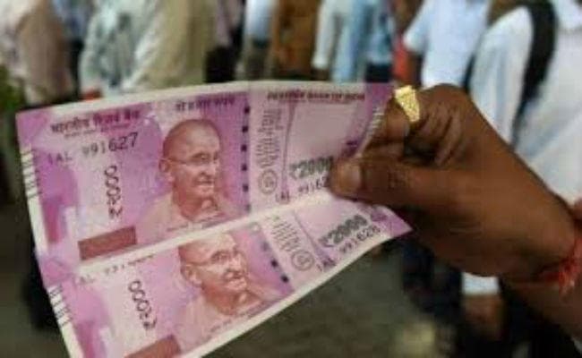 अहमदाबाद : नगर निगम के अधिकारी को अचार लपेटे करेंसी खाने को किया गया मजबूर