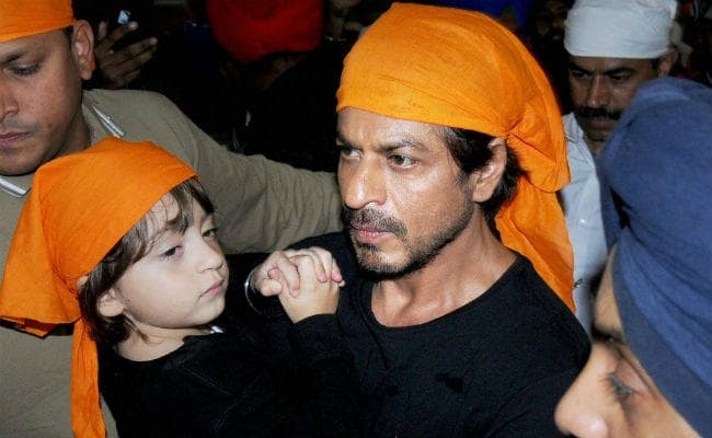 ''रईस'' की सफलता को लेकर बेटे अबराम संग स्‍वर्ण मंदिर पहुंचे शाहरुख खान, वीडियो