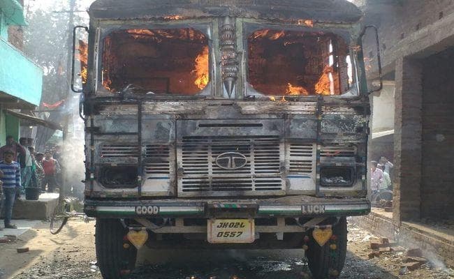 औरंगाबाद में आक्रोशितों ने मासूम की मौत के बाद ट्रक में लगायी आग