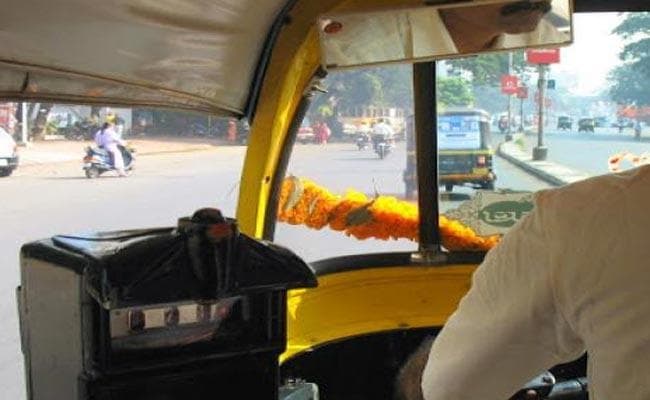 ऑटो चालक बन राहगीरों को लूटने वाले दो गिरफ्तार