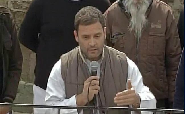 केजरीवाल बम ब्लास्ट करवाने वालों की मदद कर रहे हैं : राहुल गांधी