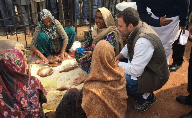 पंजाब : नीली डेनिम और सफेद कुर्ता पहने संगरुर पहुंचे राहुल, गांववालों के साथ बैठकर खायी ‘दाल-सब्‍जी’