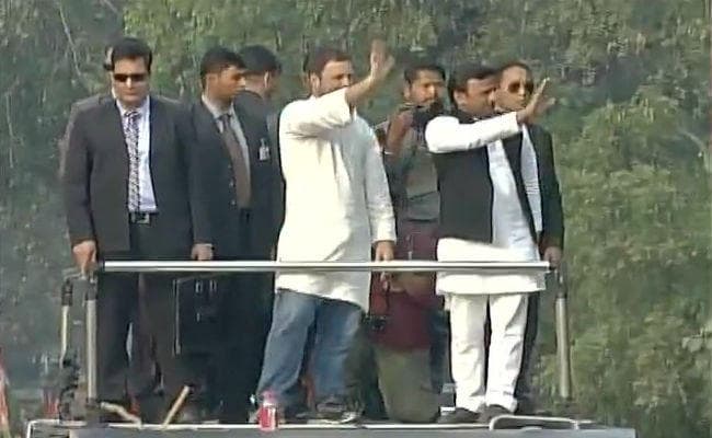 आगरा में राहुल-अखिलेश का रोड शो, हजारों कार्यकर्ता हुए शामिल