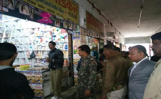 बिहार : सहरसा में छापेमारी के दौरान भारी मात्रा में काेरेक्स की बाेतलें व अन्य नशीली दवाएं जब्त