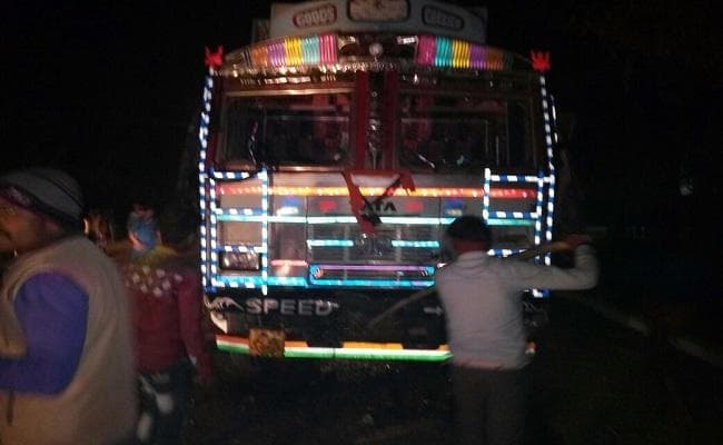 शेखपुरा : विसर्जन जुलूस में शामिल शिक्षक को ट्रक ने रौंदा, स्थिति गंभीर