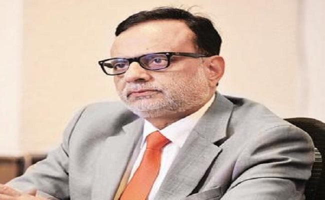 व्यक्तिगत आयकर का आधार बढ़ा सकती है सरकार : हंसमुख अधिया