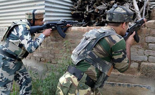 जम्मू कश्मीर : मुठभेड़ में दो आतंकवादी ढेर, दो पुलिसकर्मी घायल