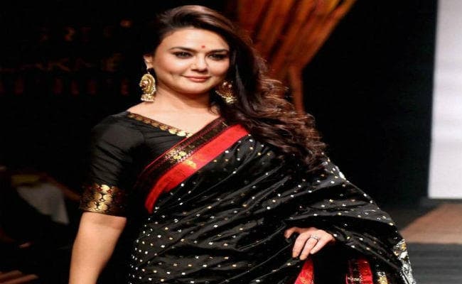 देशी लुक में नजर आयीं प्रिती जिंटा