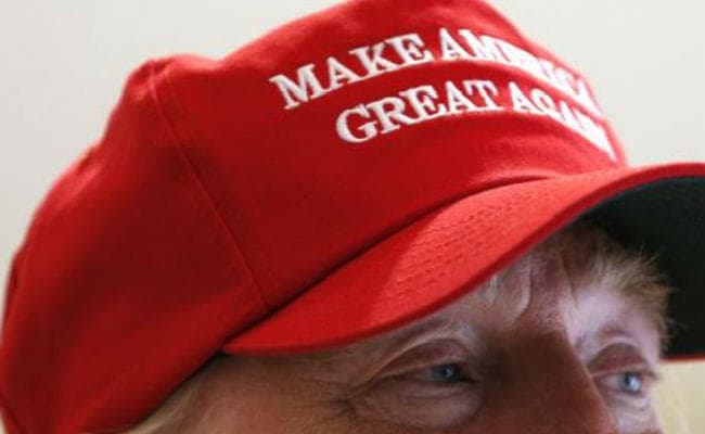 OMG! ट्रंप का टोपी पहने अमेरिकी बच्चे पर स्कूल बस में हमला