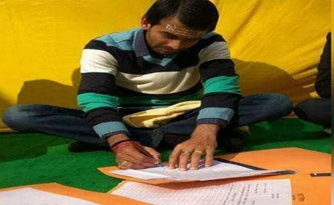 जमीन पर बैठ भी फाइल निबटाते हैं तेज प्रताप, तस्वीर वायरल