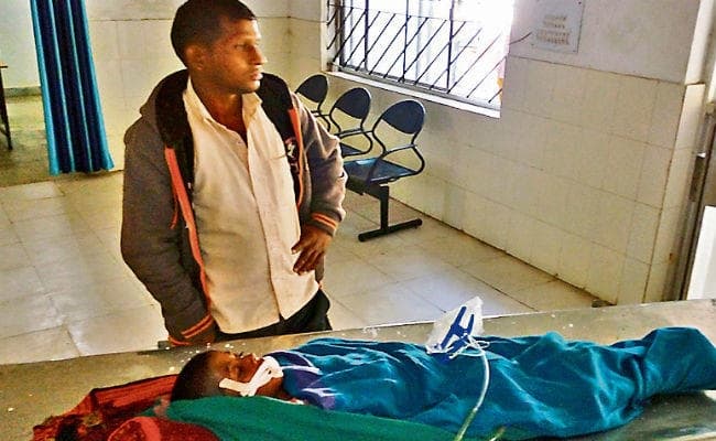 गरीबी के कारण पुत्र का नहीं करा पा रहा इलाज