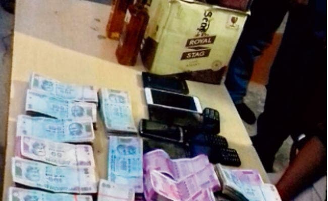 कैश वैन में हरियाणा से लायी जा रही अवैध शराब पकड़ायी, 6 गिरफ्तार