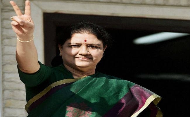 राज्यपाल ने स्वीकारा पनीरसेल्वम का इस्तीफा, कल शपथ ले सकतीं हैं शशिकला नटराजन