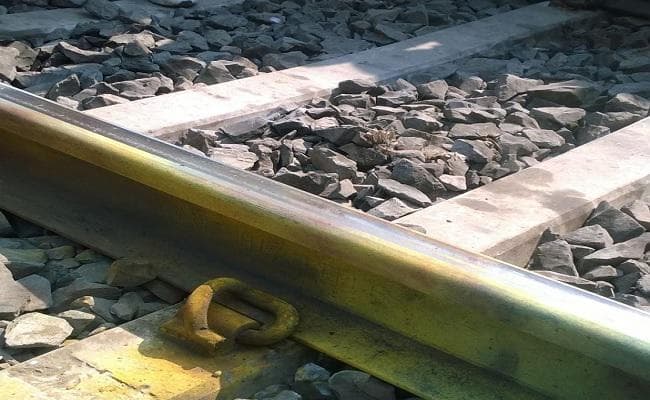 VIDEO : बक्सर-नवाद हॉल्ट के बीच रेल ट्रैक के पास बम धमाका, जांच में जुटे अधिकारी