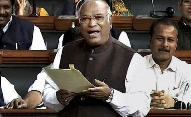 लोकसभा में कांग्रेस ने मोदी सरकार को घेरा, कहा - नोटबंदी के फैसले की पूरी जिम्मेदारी लें प्रधानमंत्री