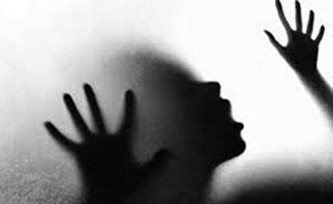 शादी का झांसा दे रेलकर्मी ने आदिवासी युवती का कई महीने तक किया शारीरिक शोषण