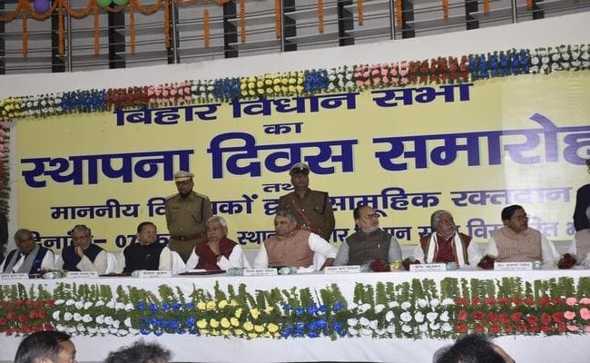 बिहार विधानसभा स्थापना दिवस समारोह : आयोजन से दूर रहा लालू का परिवार