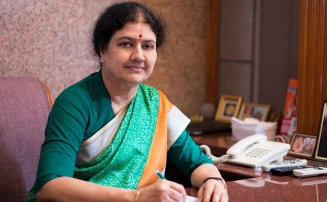 तमिलनाडु : शशिकला के मुख्यमंत्री बनने की राह में रोड़े, मामला उलझा