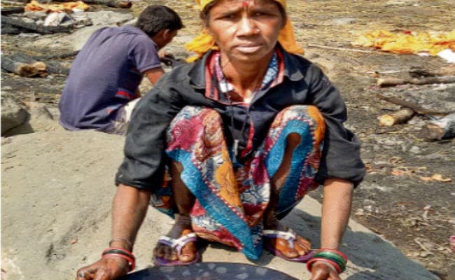 चिता की राख में ढूंढ़ते हैं आजीविका