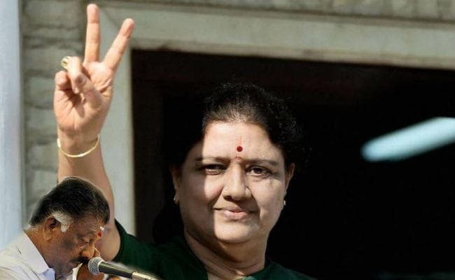 तमिलनाडु: अन्नाद्रमुक में ”दंगल” जारी, बोलीं शशिकला- पन्नीरसेल्वम की बगावत के पीछे द्रमुक