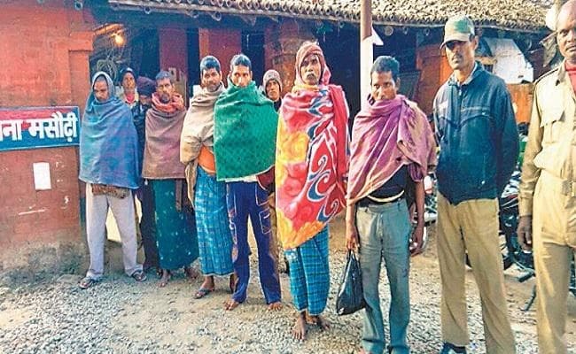 शराब के खिलाफ कार्रवाई : पुलिस ने युवती से किया अभद्र व्यवहार, पथराव में चौकीदार और सिपाही जख्मी