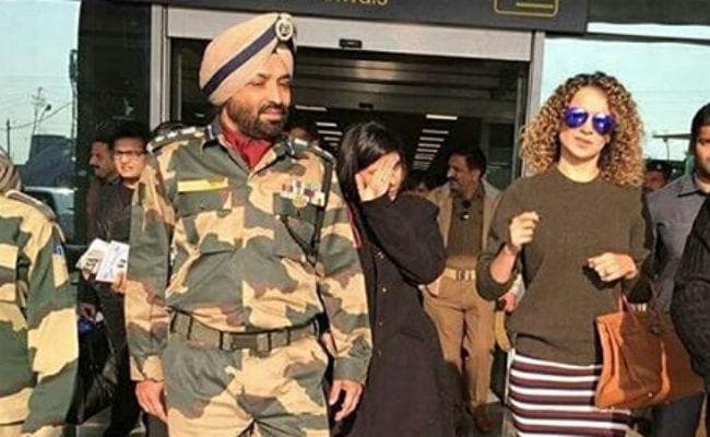 कंगना रनौत ने जम्मू में BSF जवानों से मुलाकात की