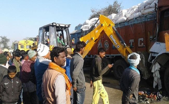 बिहार : औरंगाबाद में दो ट्रकों में टक्कर, एक की मौत