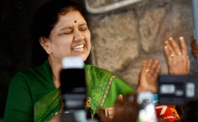 AIADMK MLA को अज्ञात जगह पर ले जाया गया, पार्टी MP राष्ट्रपति से करेंगे गवर्नर की शिकायत