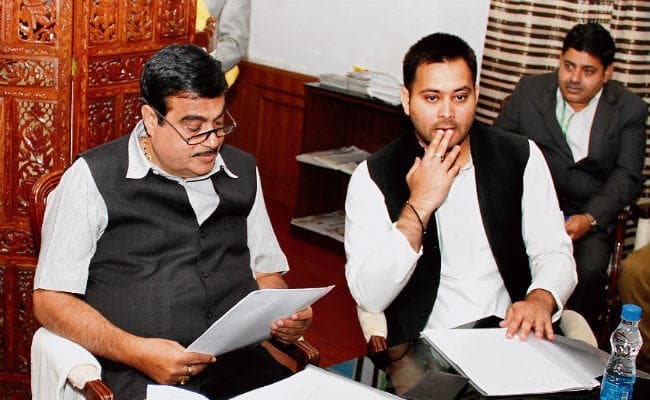 लंबित सड़क परियोजनाएं जल्द हों पूरी : तेजस्वी