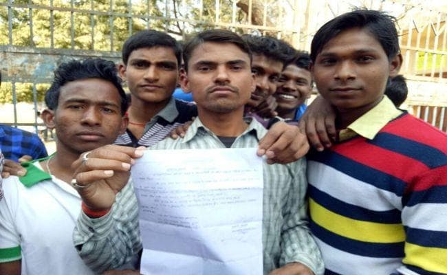 एडमिट कार्ड के लिये पैसे लेने पर भड़के छात्र, मचा बवाल