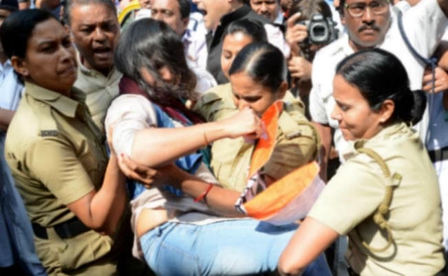 पश्चिम बंगाल : कल की घटना के विरोध में कांग्रेस-वाम मोर्चा ने विधानसभा में किया प्रदर्शन