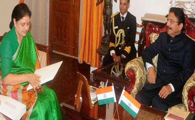 अन्नाद्रमुक का ”दंगल” : राज्यपाल ने केंद्र-राष्ट्रपति को भेजी रिपोर्ट, अब दिल्ली में होगा फैसला