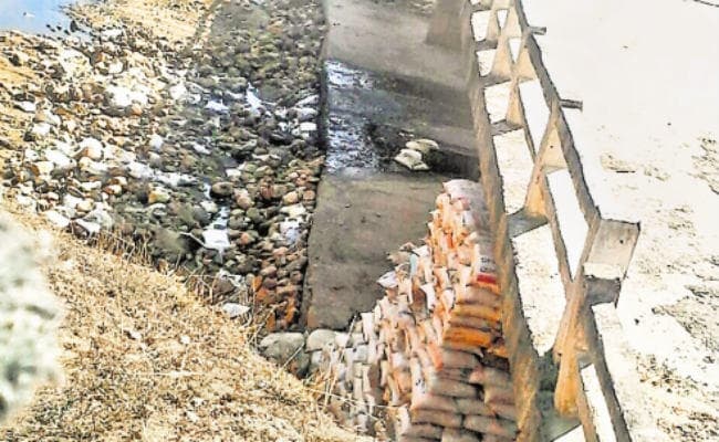 बालू भरे बोरे पर टिका है एक करोड़ का पुल