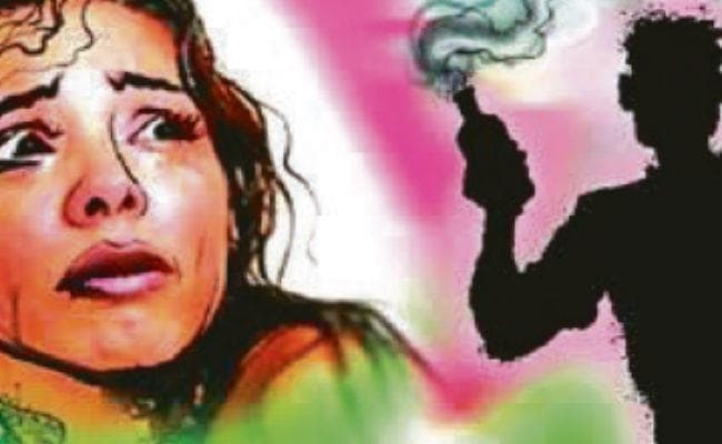 माध्यमिक की छात्रा पर फेंका एसिड