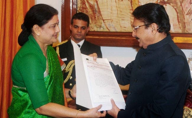 सत्ता की जंग: शशिकला के हाथ से फिसल रहे हैं विधायक ? सरकार बनाने के लिए कांग्रेस से साधा संपर्क